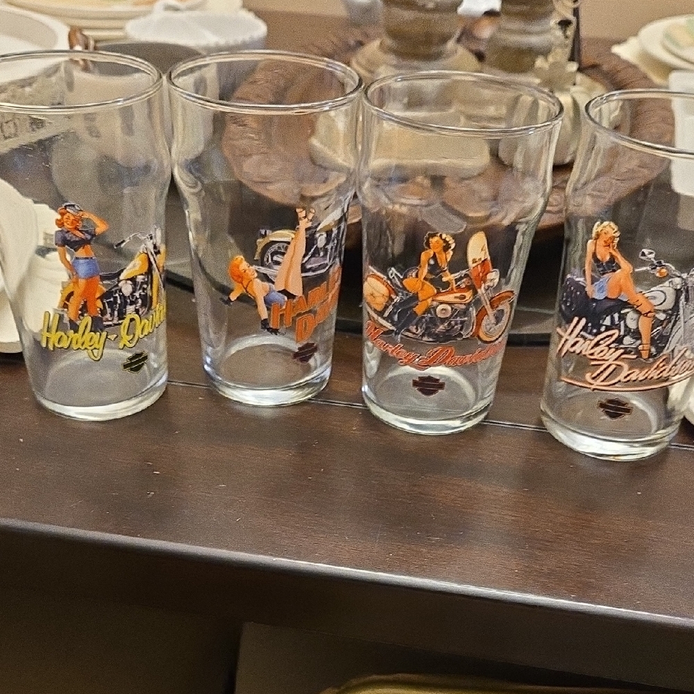 Harley-Davidson 16oz Glasses 4 Pc Set Free Wheeling Vintage PinUp Girl Graphics